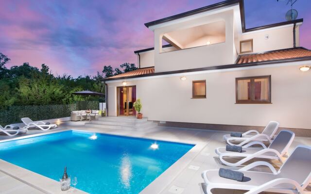 Modern Furnished Three Bedrooms Villa With Private Pool and Garden