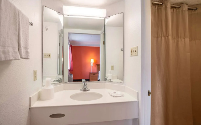 Motel 6 Hazelwood, MO