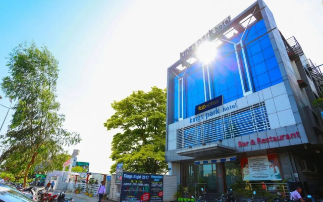 OYO Premium AB Road Bhavarkuan