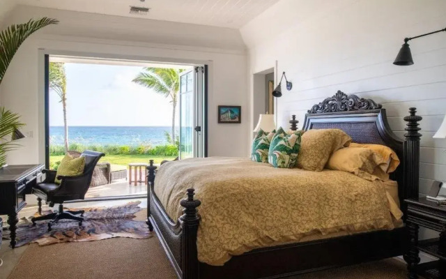 Island Haven: Oceanfront Retreat With Infinity Pool