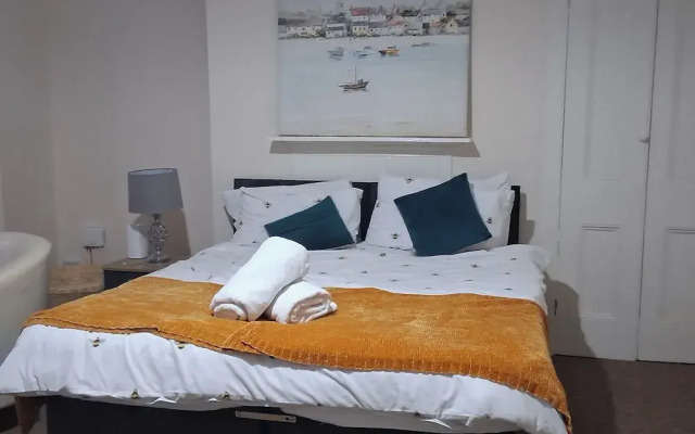 Serene Southampton Apartment With 3 Bedrooms