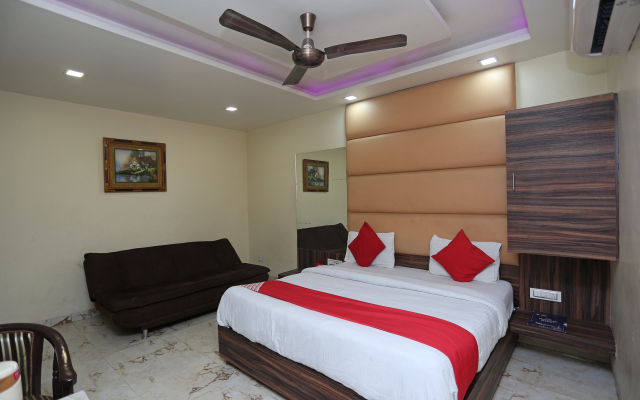 OYO 27864 Hotel Samrat
