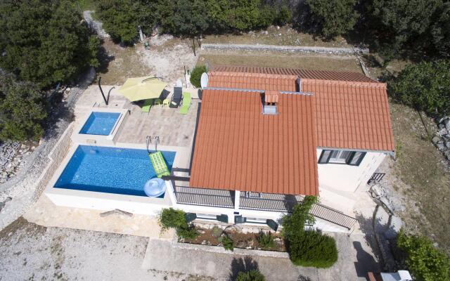 Modern Villa in Škrip with Swimming Pool
