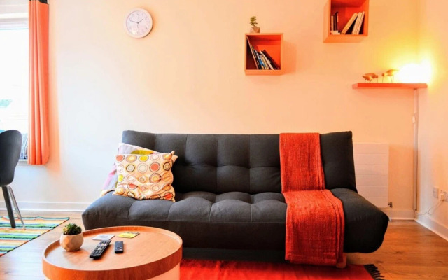 Modern 2 Bedroom Apartment Near the Sea