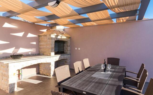 Villa in Valbandon With Swimming Pool