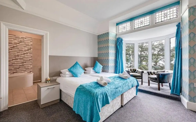 Delightful Holiday Home With sea Views and Hot Tub