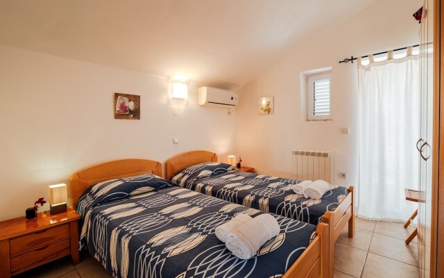 Spacious Family 4BR Seaside House, Fantastic Sea Views, 20 Meters to Beach