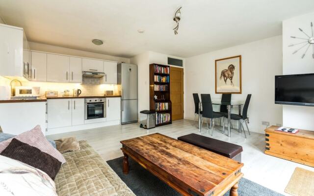 Luxury Islington Apartment with Balcony