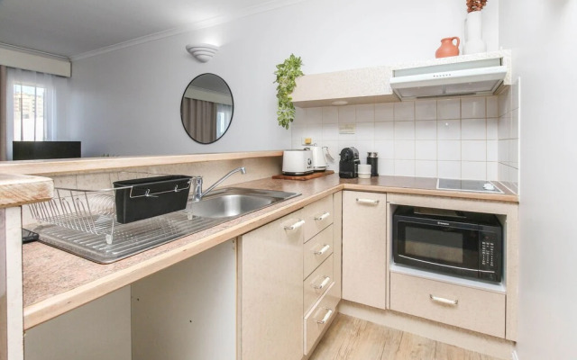 Inner City One Bedroom Apartment with Pool View 22
