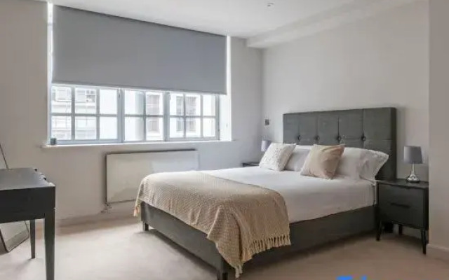 The Eyre Suite Six - Farringdon - by Frankie