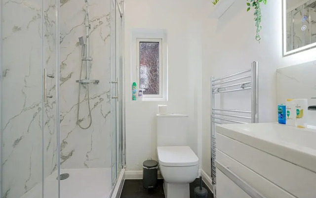 Remarkable 5-bed House in Luton