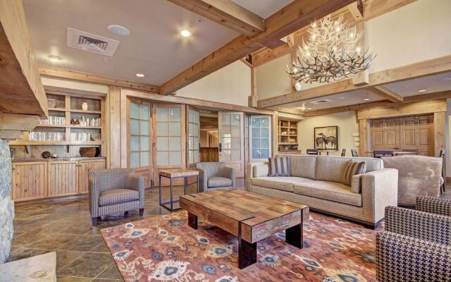 Bright + Scenic 2br - 7ppl Steps To Ski Lifts + Main Street 2 Bedroom Condo by RedAwning