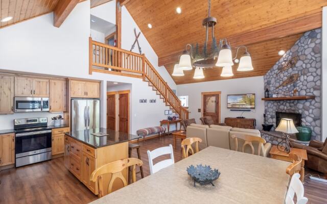 Getaway Moose 3 Bedroom Home by NW Comfy Cabins by RedAwning