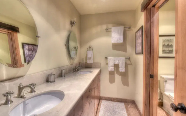 Ridge Court Barrel Relax in Private Hot Tub
