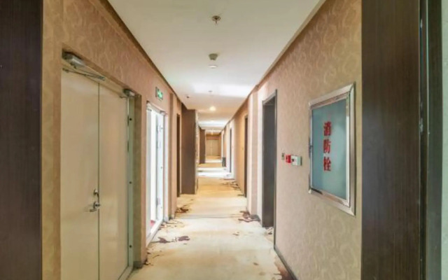 Super 8 Hotel (Chifeng Railway Station Yuanlin Road)