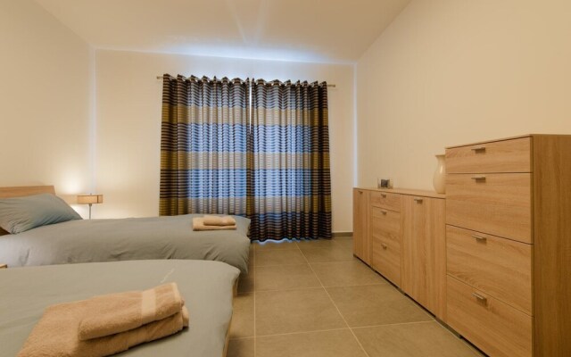Seafront Luxury Apartment, Pool and Great Location