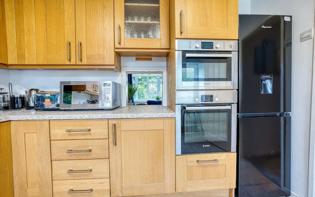 Modern 3 Bedroom 2 Bath Hse with Parking