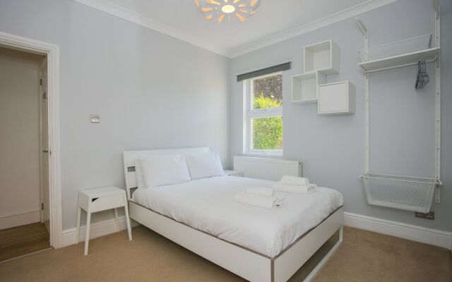 Three Bedroom Apartment in Willesden Green