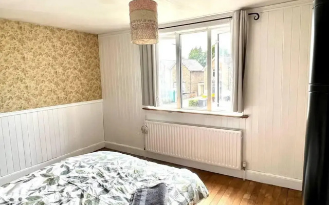 Inviting 4-bed House Near Heathrow w/ Fireplace