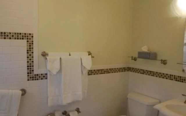 Queen's Inn By the River