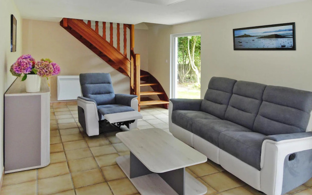 Holiday Home With Well-kept Garden in Plourivo