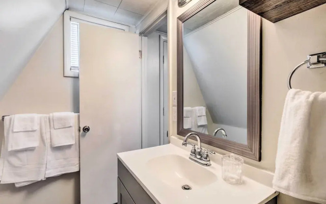 Charming Evanston A-frame: Dog Friendly!
