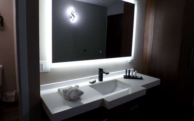 Luxor Inn & Suites, a Travelodge by Wyndham