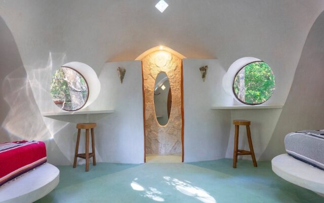 Room in Lodge - Unique Jungle Dome 2 Queen Beds