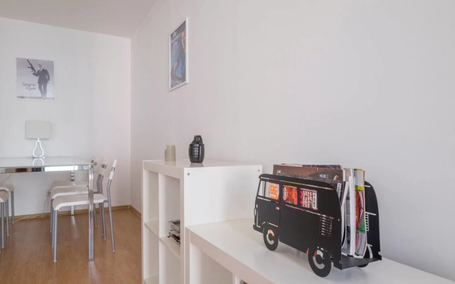 FM Economy 2-BDR Apartment - James Bond's