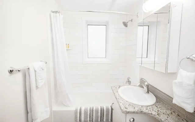 2-bedroom Suite on Corydon Ave Parking Included