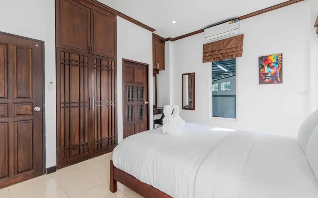 2BR with Pool Near Beaches V267
