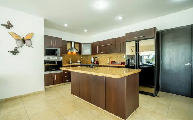 Spacious 5 Bedroom Oasis with Pool & BBQ