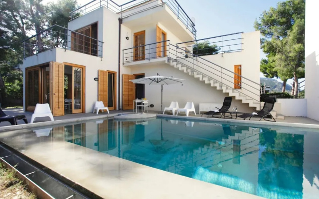 Villa With Pool Garden Near The Sea
