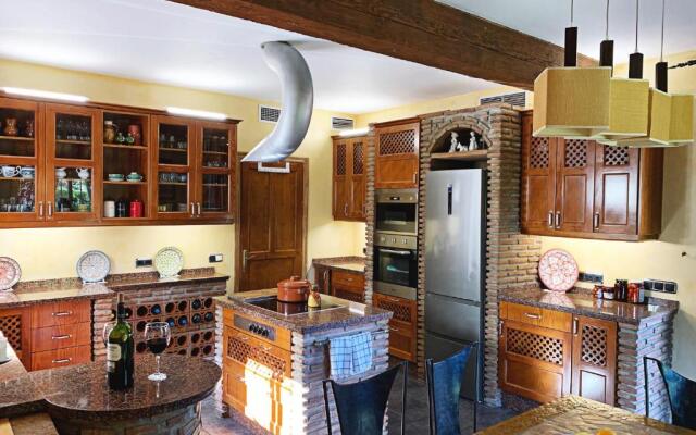 Villa Nabrisa Marbella, 5 Bedroom, Private Pool, Garden, Bbq