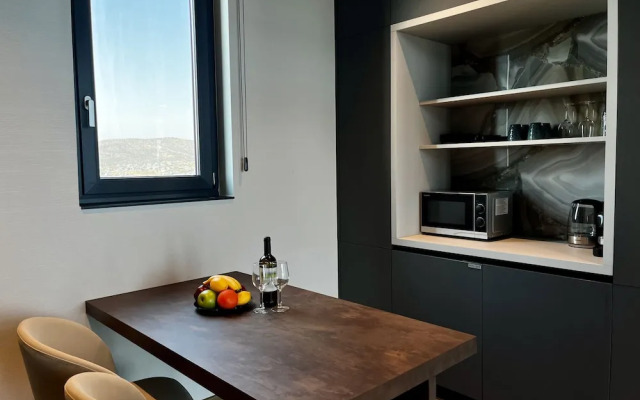 128 LIM - 2106 Stay Only Tower Suite
