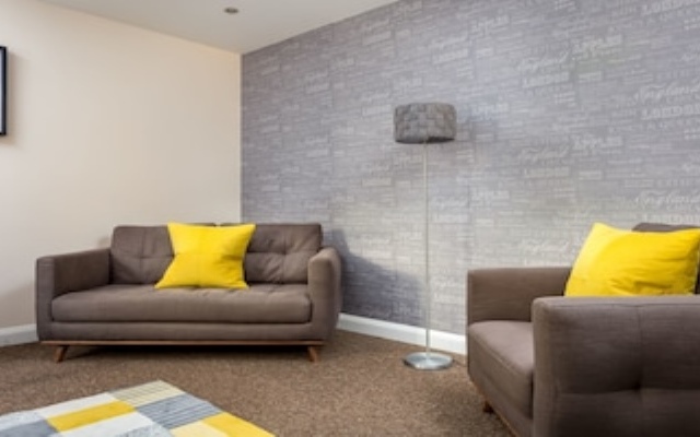 Elliot Oliver - 2 Bedroom Modern Apartment