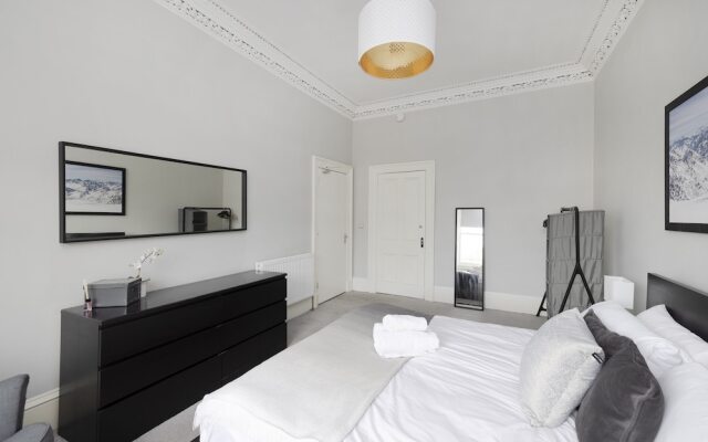 JOIVY 4-Bed Stylish Flat In Edinburgh City Centre