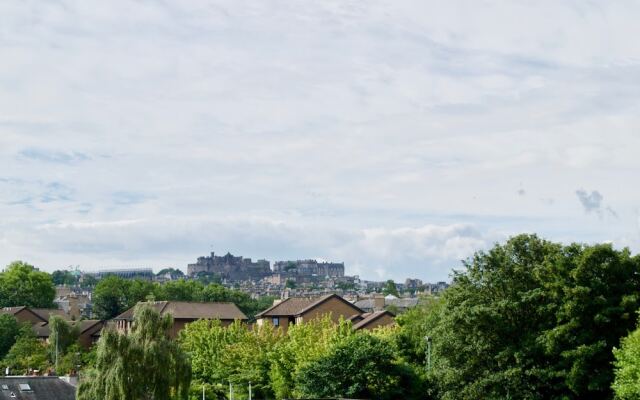 2 Bedroom Edinburgh Flat With Castle Views