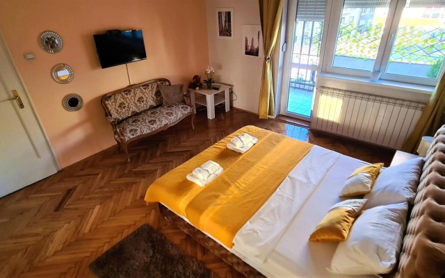 Windows City Apartment