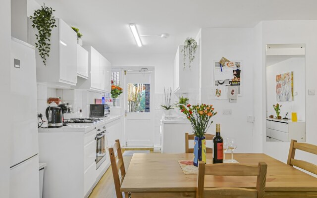 Stylish Central 2-bed Apartment With Pvt Garden