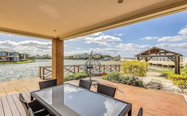 StayAU 5BR Lakefront Escape Point Cook