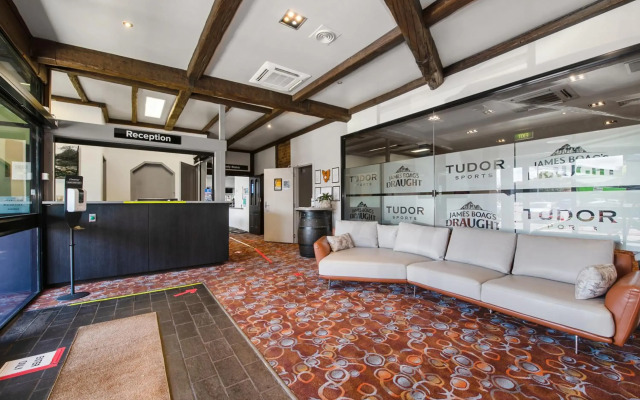 Olde Tudor Hotel