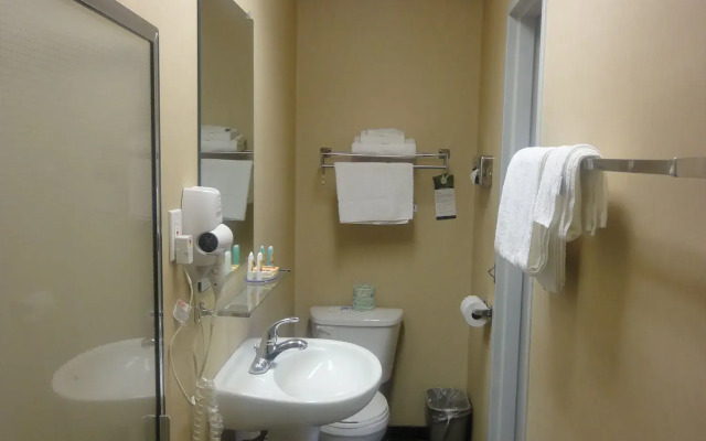 Rodeway Inn Macarthur Airport
