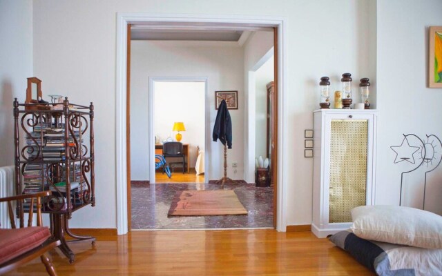 Warm & Homely Ambience in Spacious Apartment
