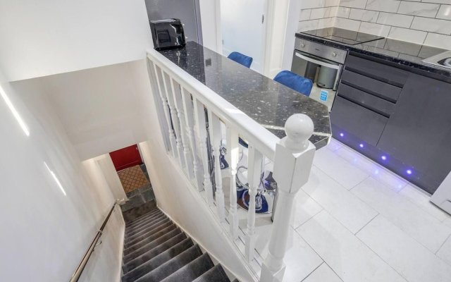 Stunning Top 2 Bed Flat Tilbury Central Location