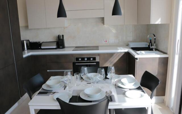 Wileg 4A Luxury Studio Apartment with Shared Swimming Pool.