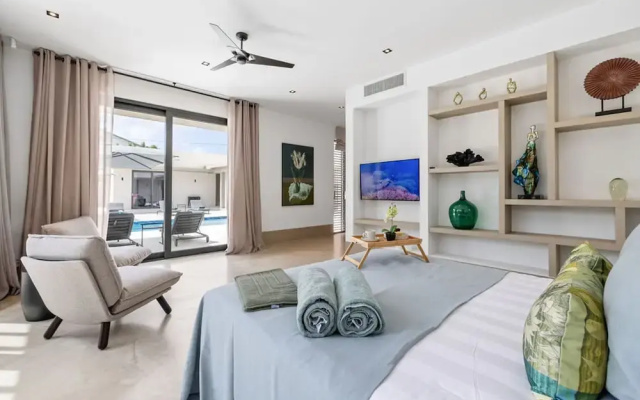 New Designer Villa King Beds Pool Near Beach