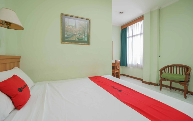 RedDoorz Plus near Kemang Raya