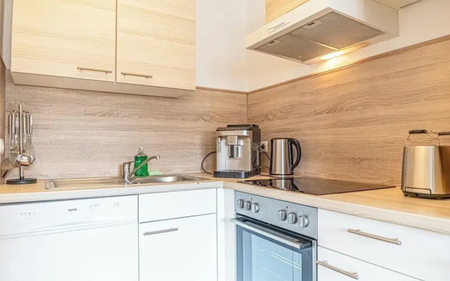 9 Min Metro City Center 1BR 1LR Apt