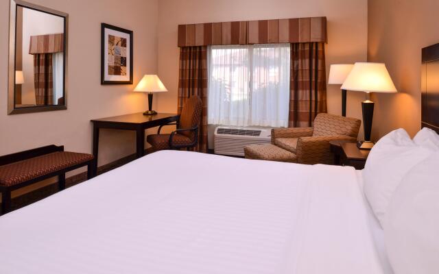 Holiday Inn Express and Suites Fairmont by IHG